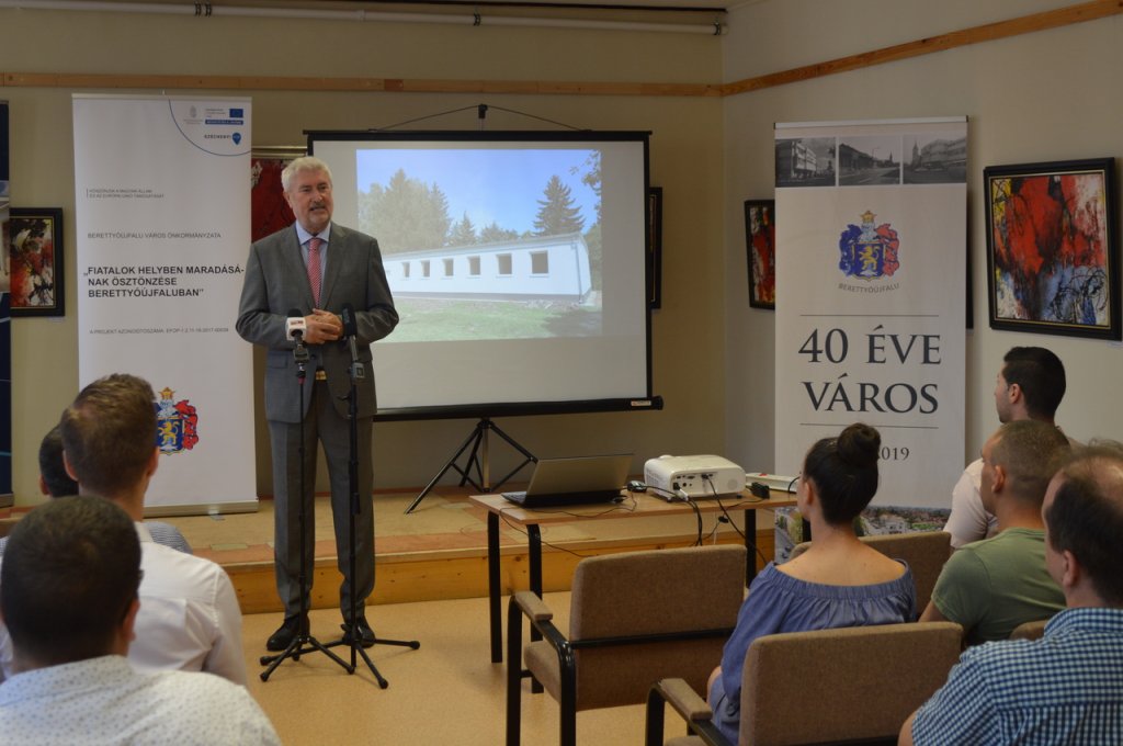 Fecskelakások átadása 01